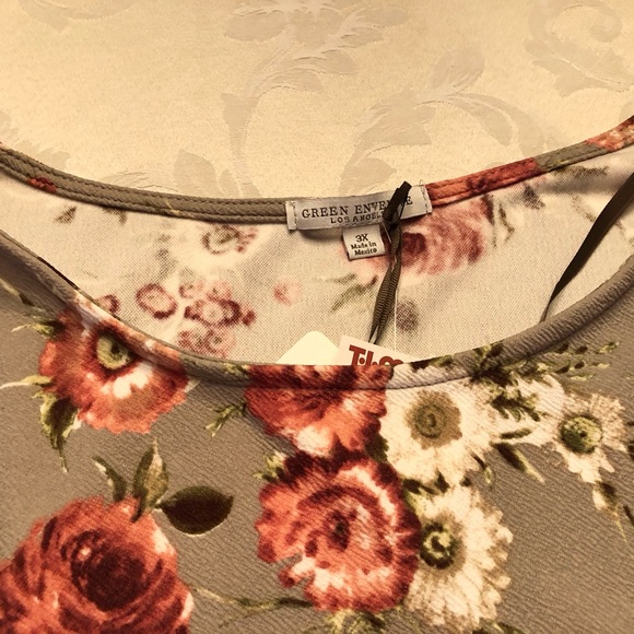 Floral Green Envelope Top - Picture 4 of 4